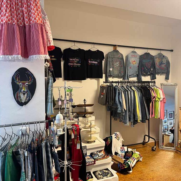 Innenraum Kreativum. Große Auswahl an janz jecken Jacken, Röcken und vielem mehr.